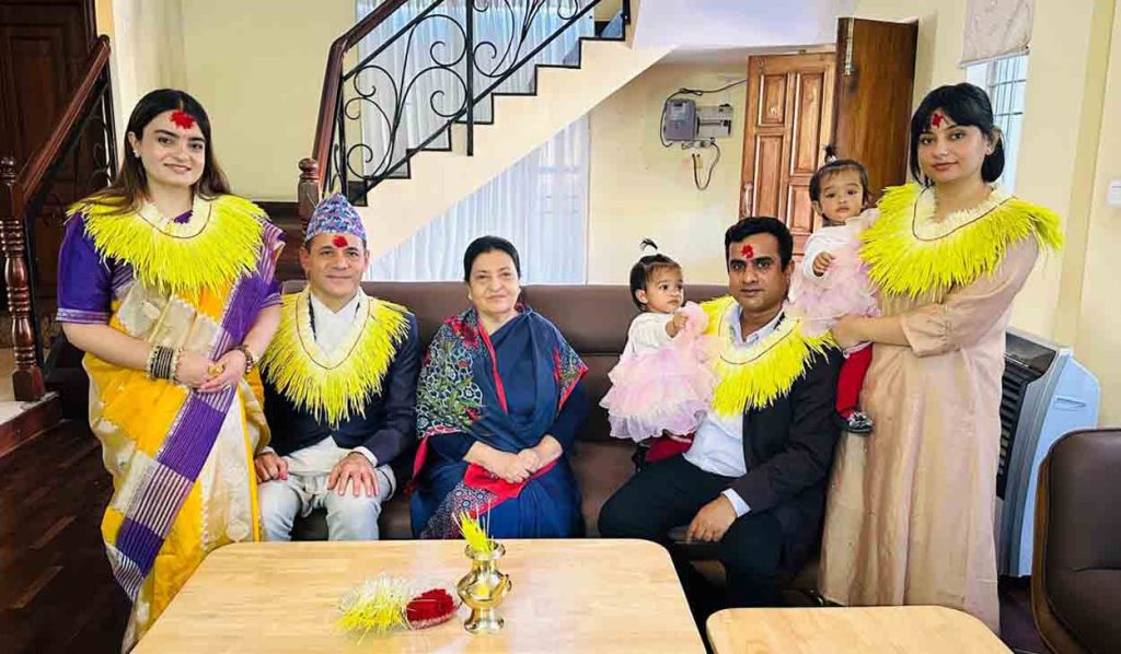 पूर्वराष्ट्रपति भण्डारीद्वारा छोरी-ज्वाइँ र सर्वसाधारणलाई टीका