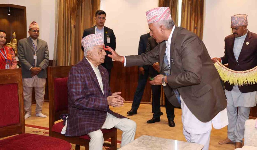राष्ट्रपति पौडेलले १०ः२६ बजे ग्रहण गरे दशैँको टीका र जमरा