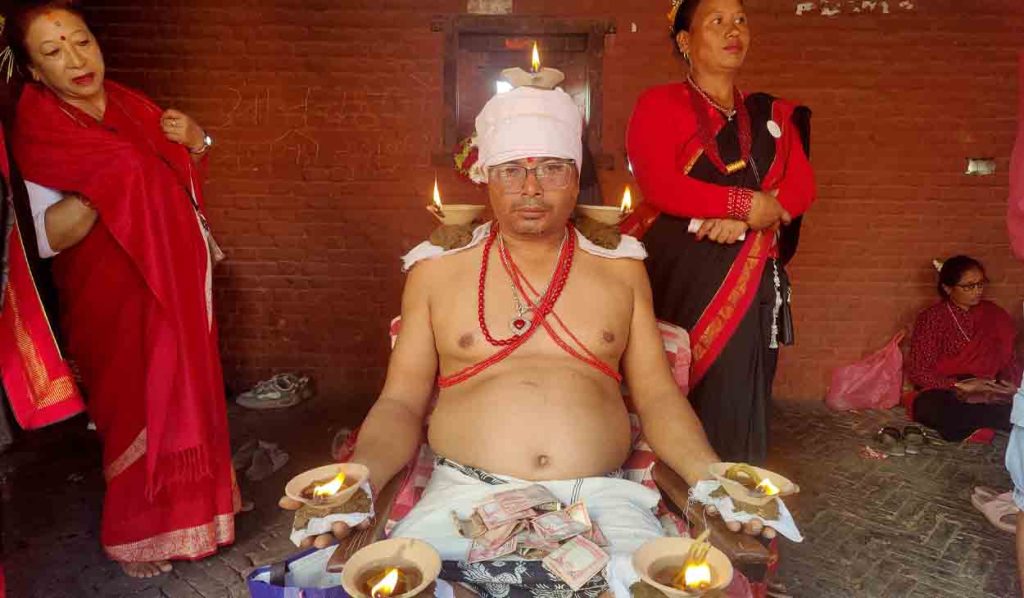 शरीरमा बत्ती बालेर पूजा गर्दै भुजु